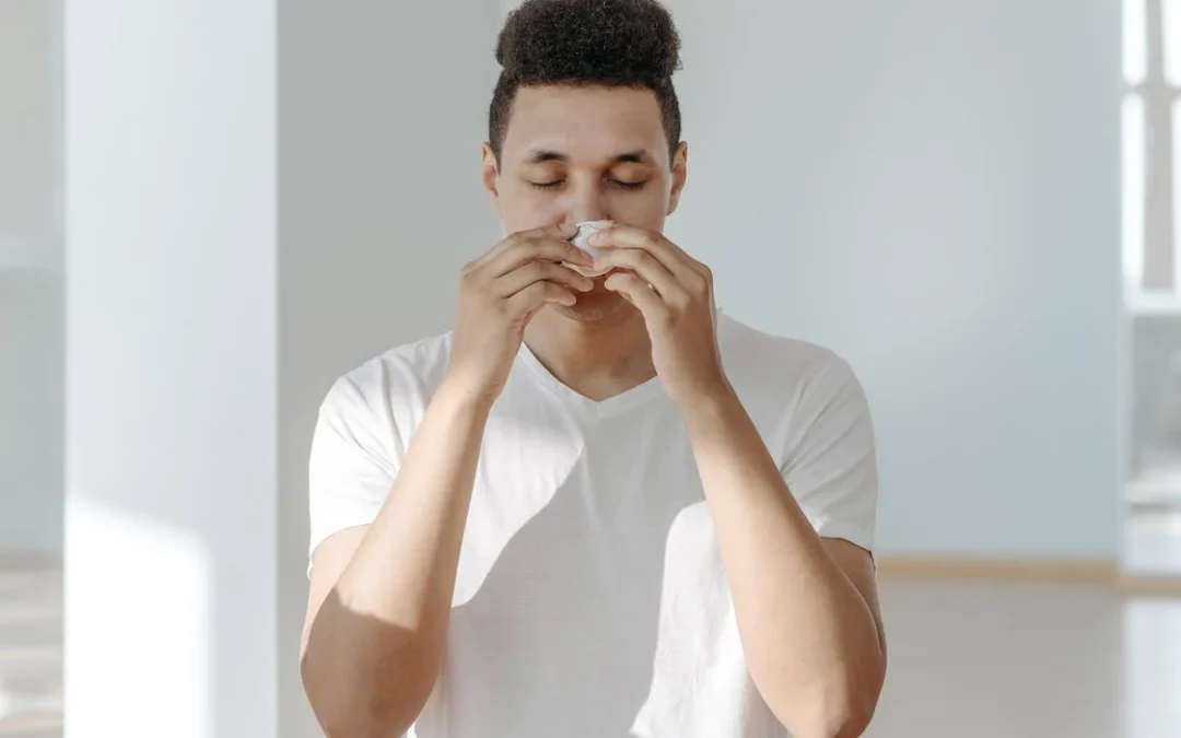 Muškarac koji ima alergiju i curi mu nos